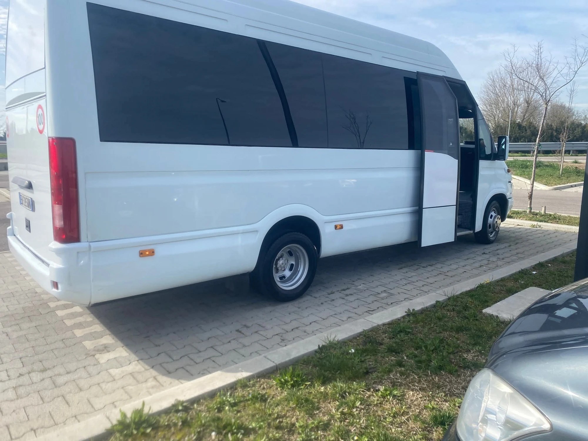 Minibus 16 posti di Nuova Taxi Blu